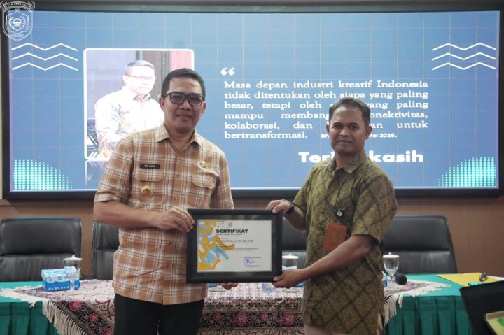 Penyerahan sertifikat kepada narasumber RAKERNAS ForProdiDPII 2026.