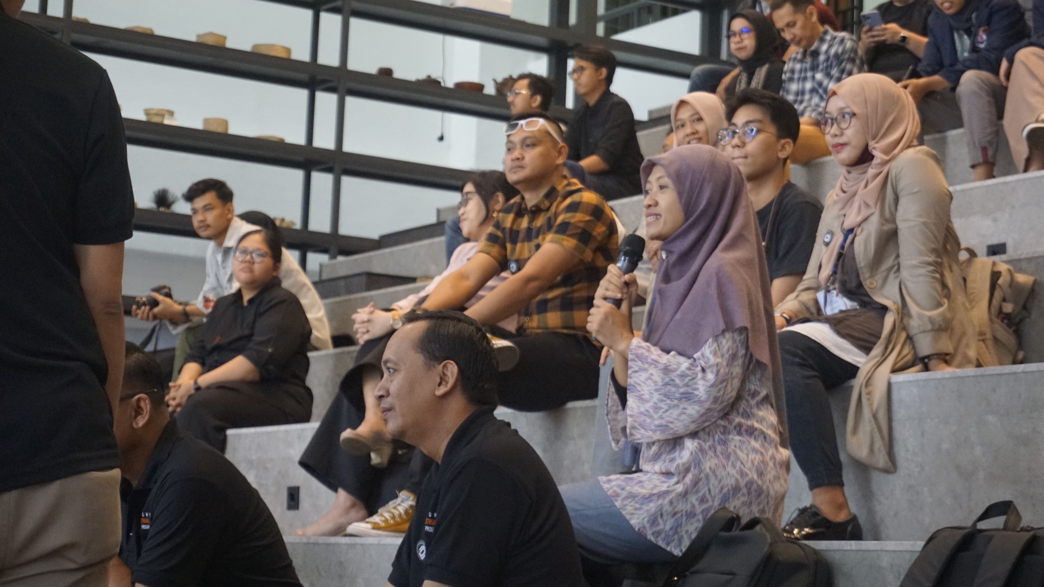 Peserta berdiskusi dalam kegiatan akademik desain produk